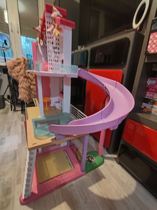 Duży Domek Barbie z zjeżdżalnią 
Z zjeżdżalnia
Ten