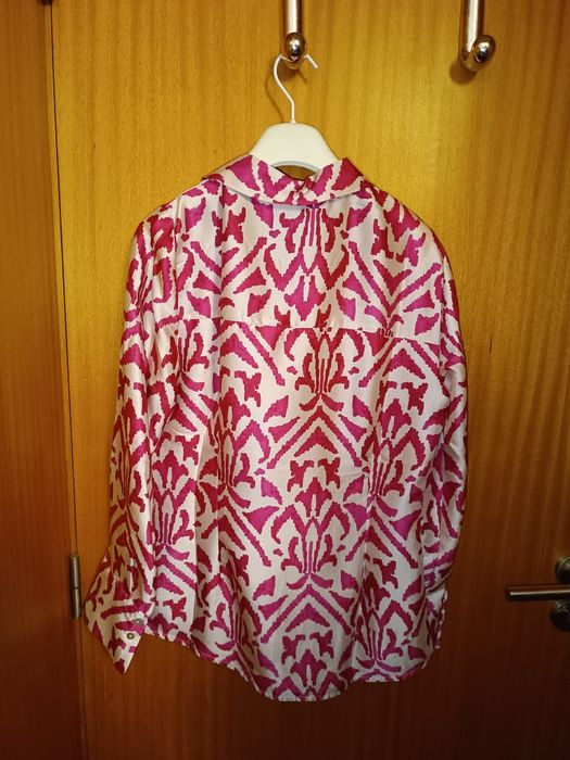 Blusa estampada com etiqueta