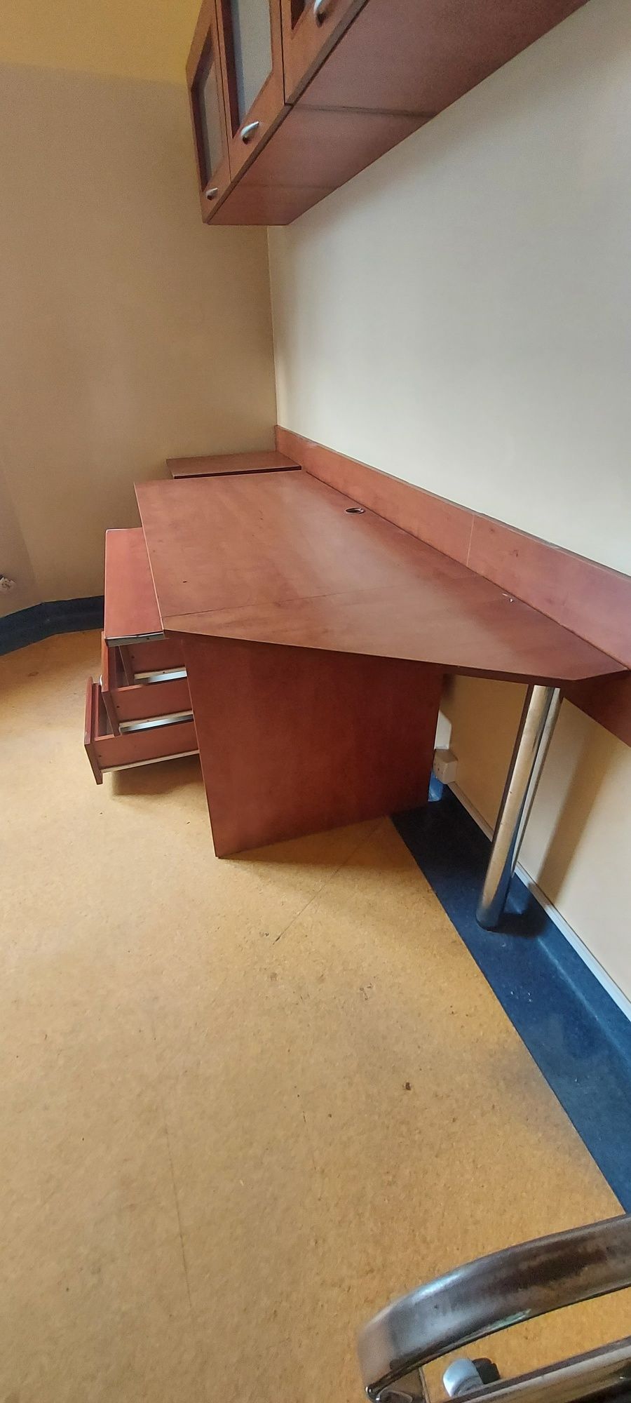 Duże biurko z szufladami