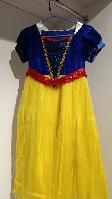 Продаж карнавальних костюмів та дитячих суконь