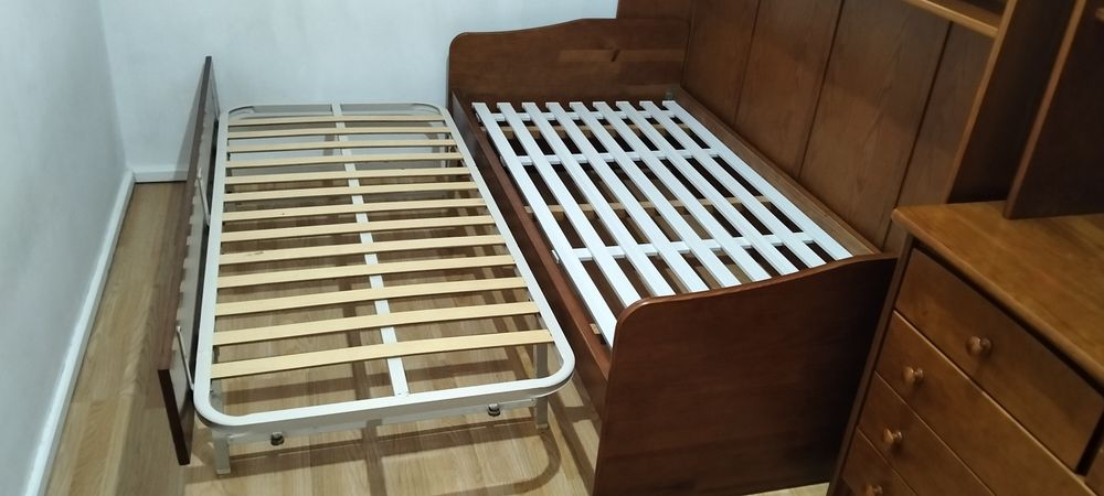 Estúdio com cama dupla e hacke madeira bruta