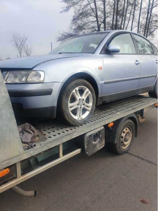 Volkswagen Passat B5 1.8 benzyna 20V 92kW sedan błękitny  na części