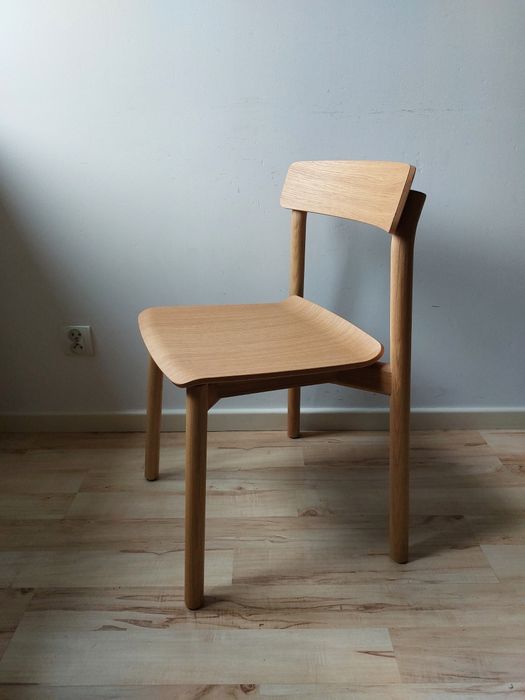 krzesło drewniane ze sklejkowym siedziskiem i oparciem.