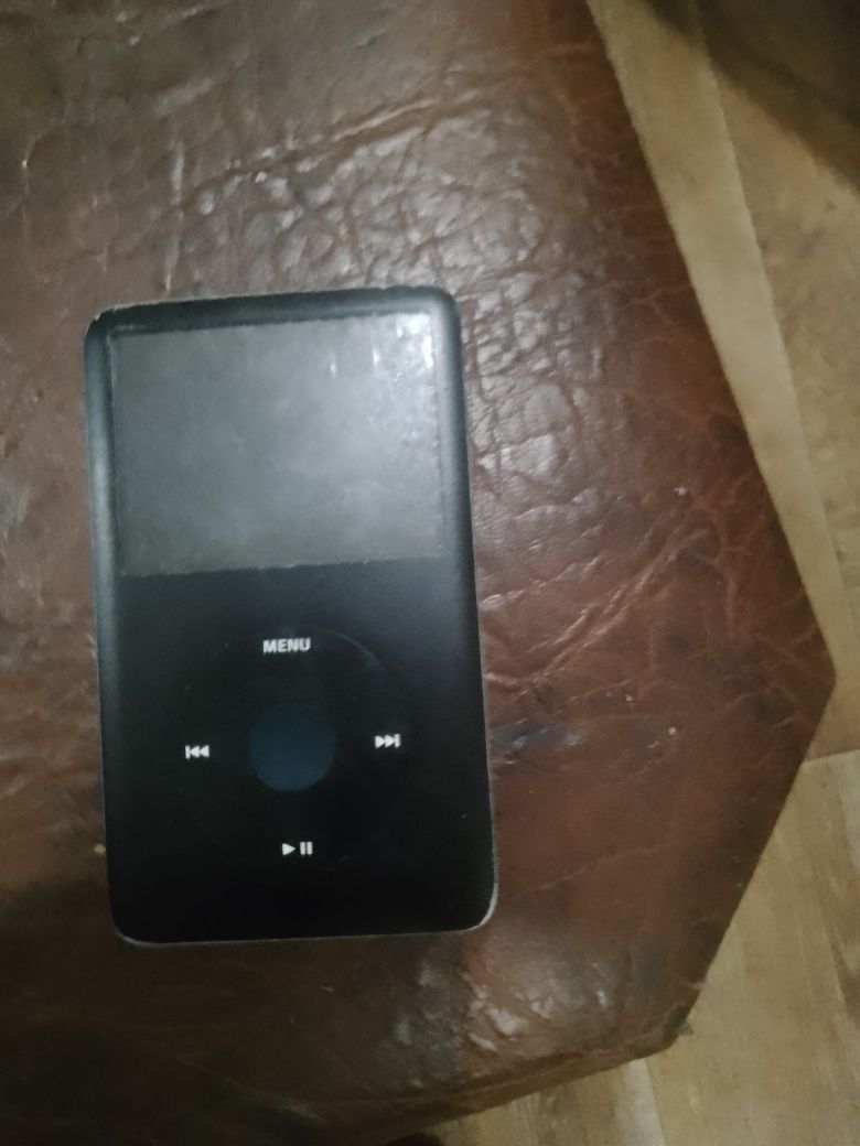 Продам mp3 плеер ipod classic 80 gb в рабочем состоянии и с закаченой