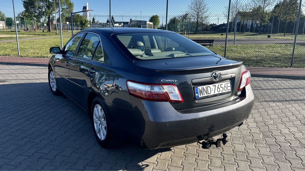Sprzedam Toyotę Camry, zadbane wnętrze, hybryda, mechanicznie stan bdb