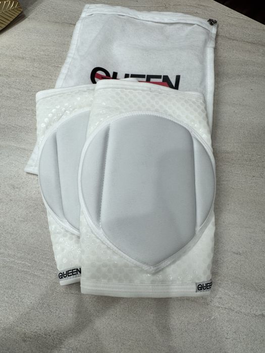 Липкие белые наколенники Queen S идеально для пилона pole dance