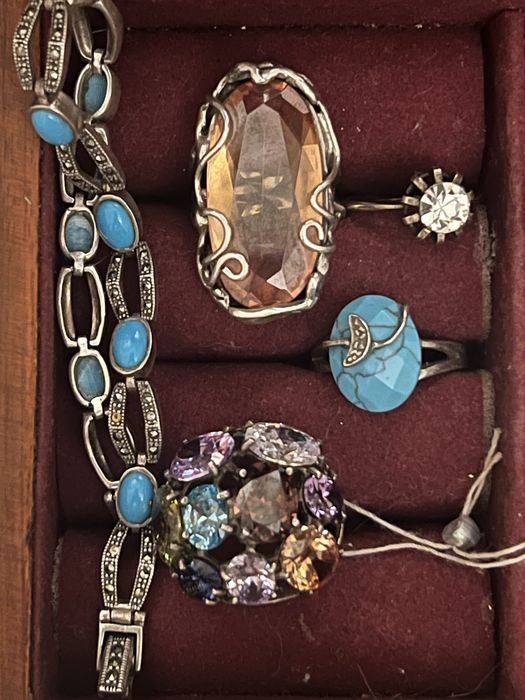 Продаются кольца серебряные с камнями