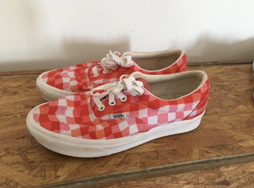 Vans vermelhas/brancas aos quadrados