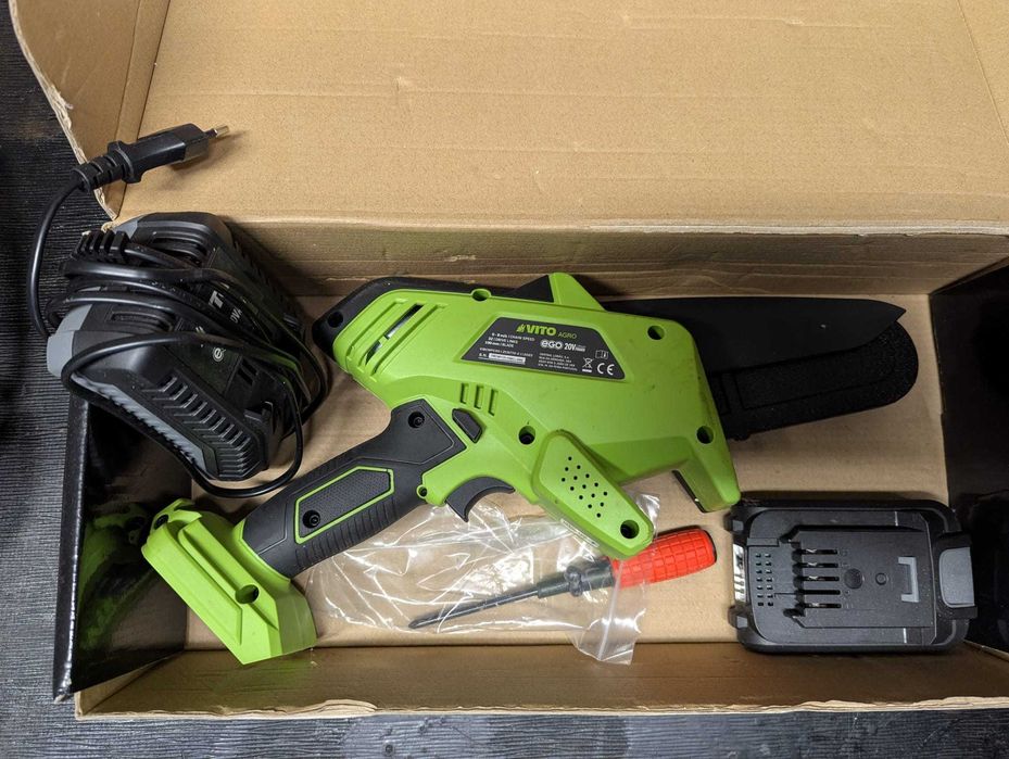 Mini podadora de corrente Vito - semi nova