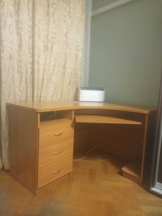 Вугловий компьютерной стіл без принтера
