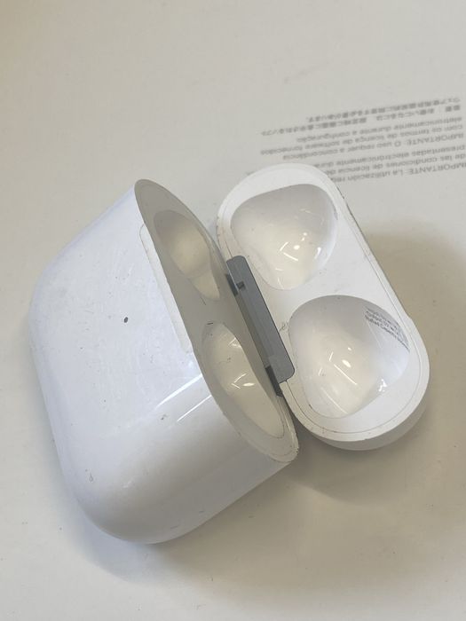 Пррдаю Кейс airpods 3 стан не дуже все працює