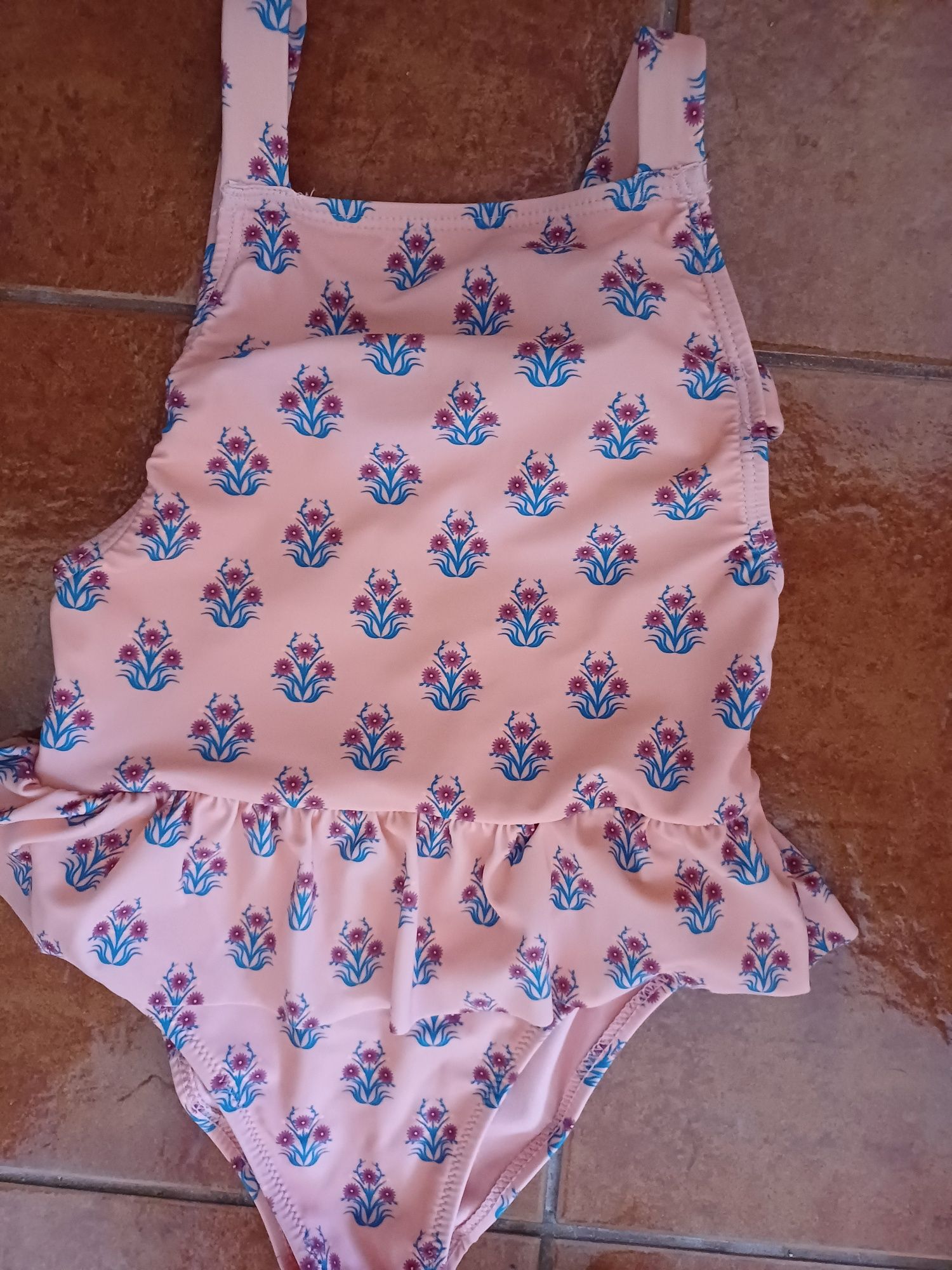 Menina 4 fatos de banho em óptimo estado,já que não foram muito usados