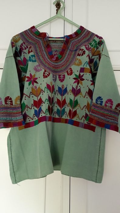 Camisa artesanal bordada à mão