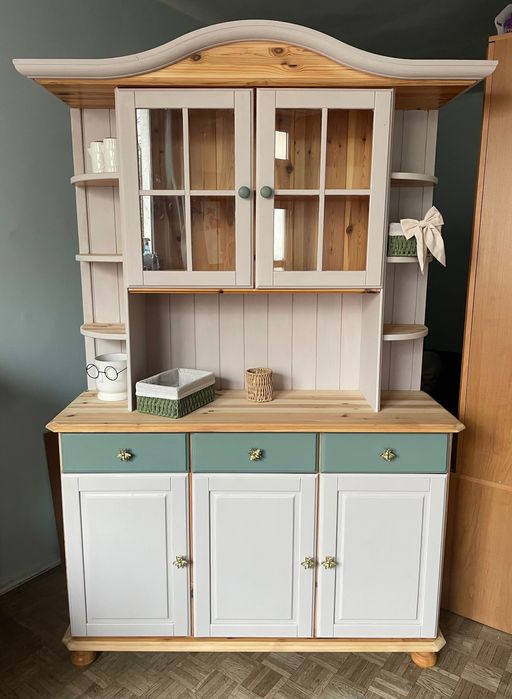 Kredens sosnowy pojemny i praktyczny