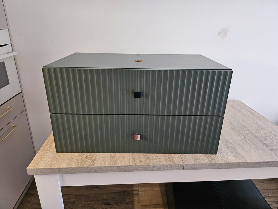 Szmaragdowa ryflowana szafka łazienkowa pod umywalkę