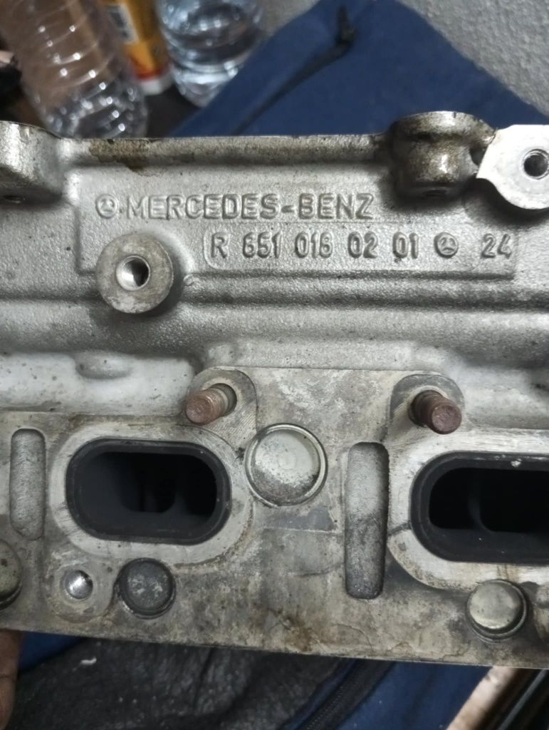 Várias peças de motor Mercedes