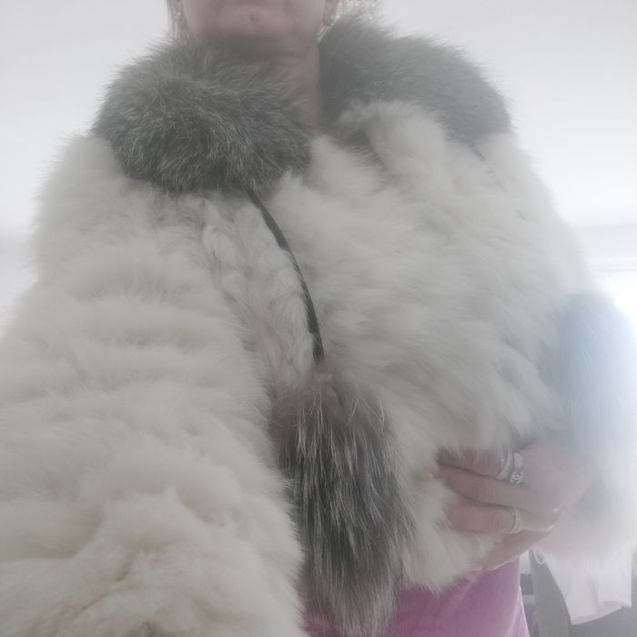 Śliczne nowe futerko ecru pompony