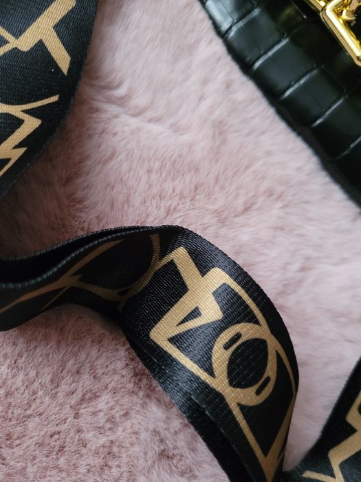 Torebka nerka czarna z ozdobnym łańcuchem w kolorze złotym