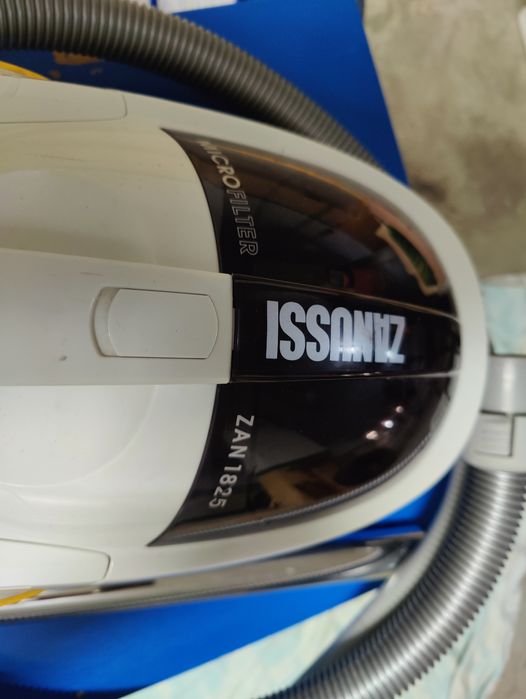Aspirador ZANUSSI B1825 Sem saco