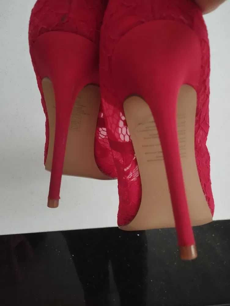 Buty szpilki sandaly beżowe czerwone koronka r 40 nizsze
