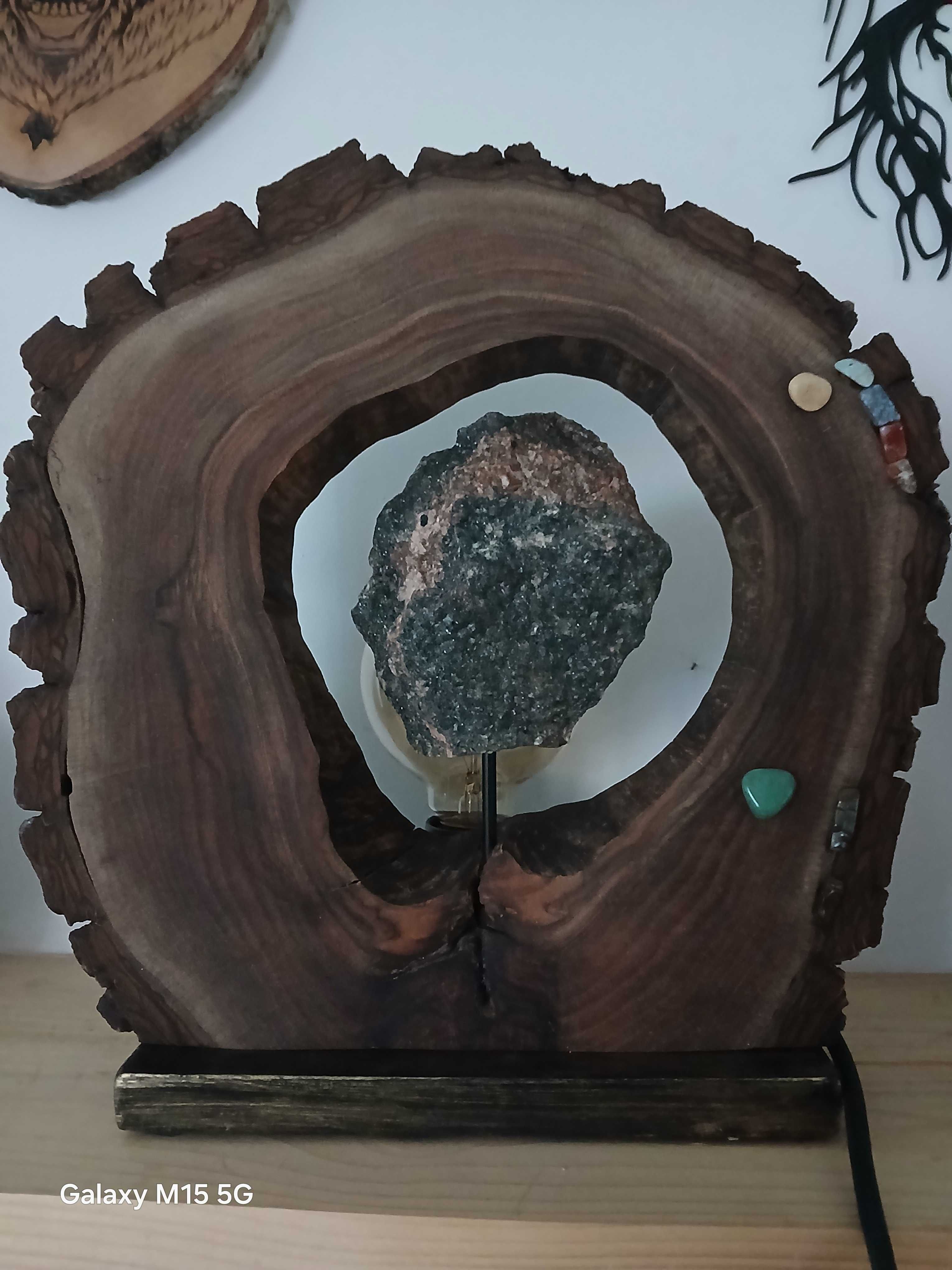 Lampa dekoracyjna w plastrze orzecha włoskiego