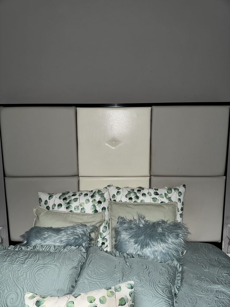 Cama de Casal Estofada + Colchão + Estrado – Como Nova