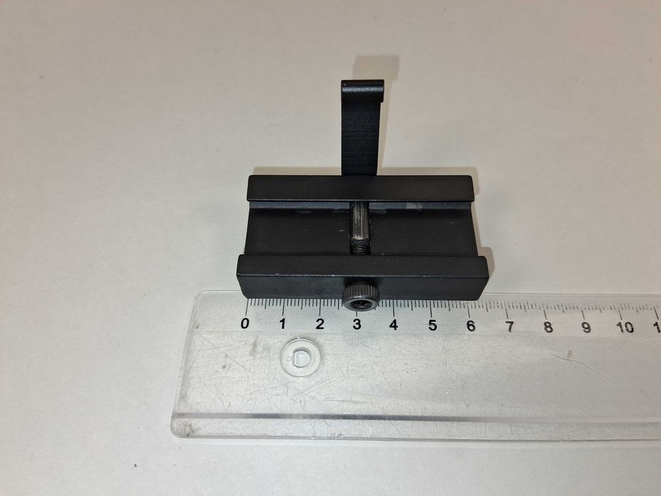 W011 Uchwyt Montażowy Do Szyny 20 Mm Z Mocowaniem Na Akcesoria