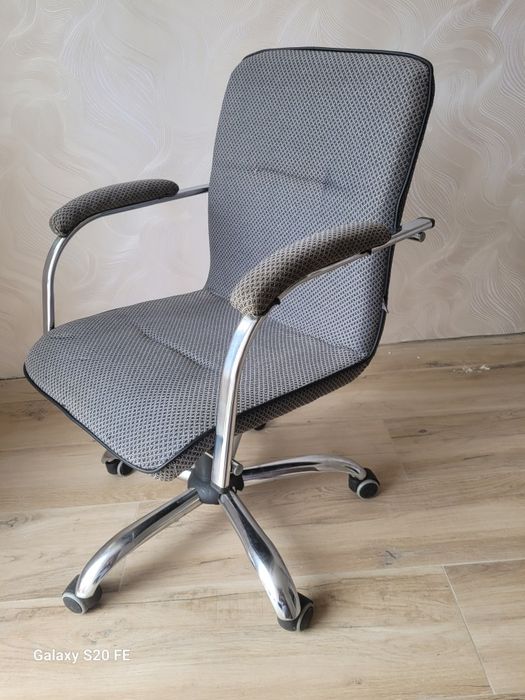 Продам офисные стулья