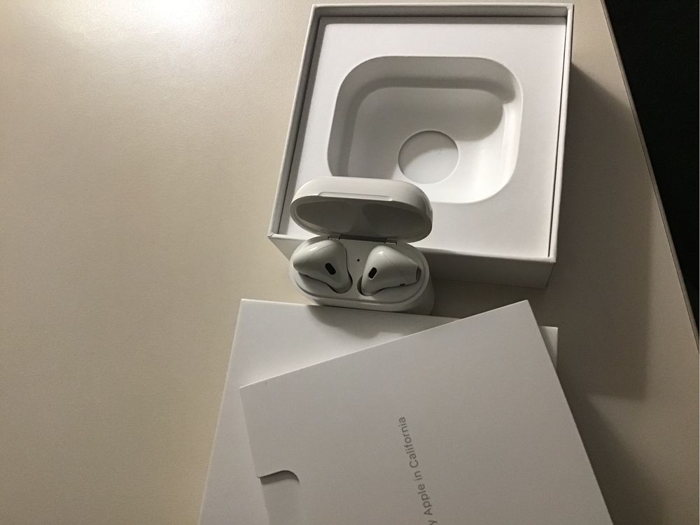 Airpods первого поколения