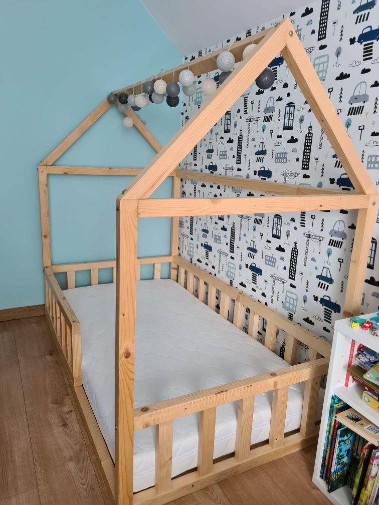 Łóżko dla dziecka domek, drewniane