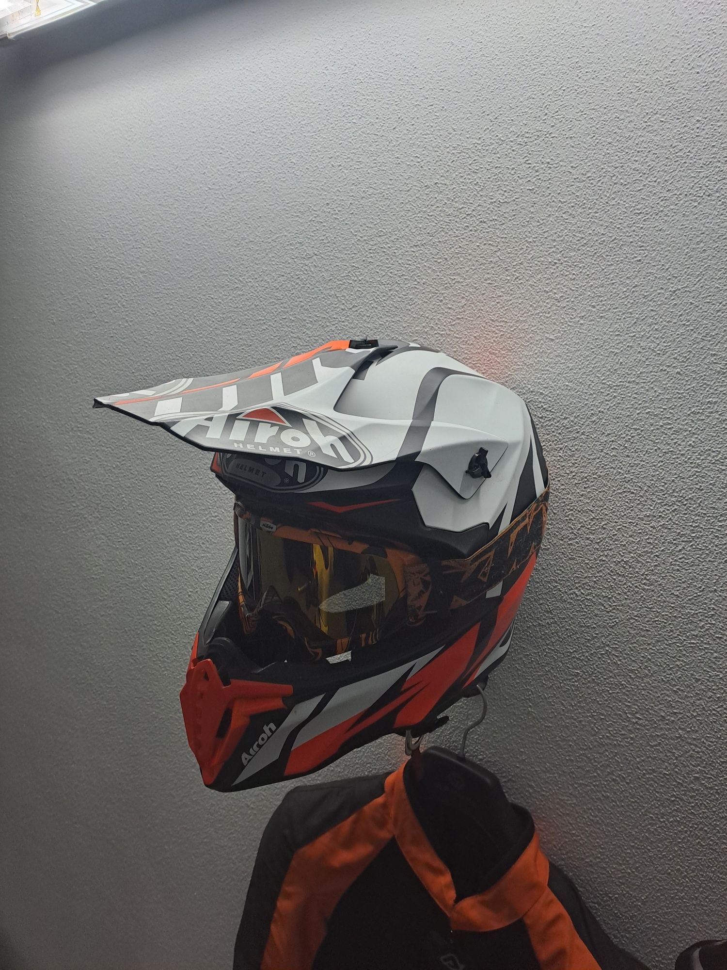 Capacete airoh com óculos