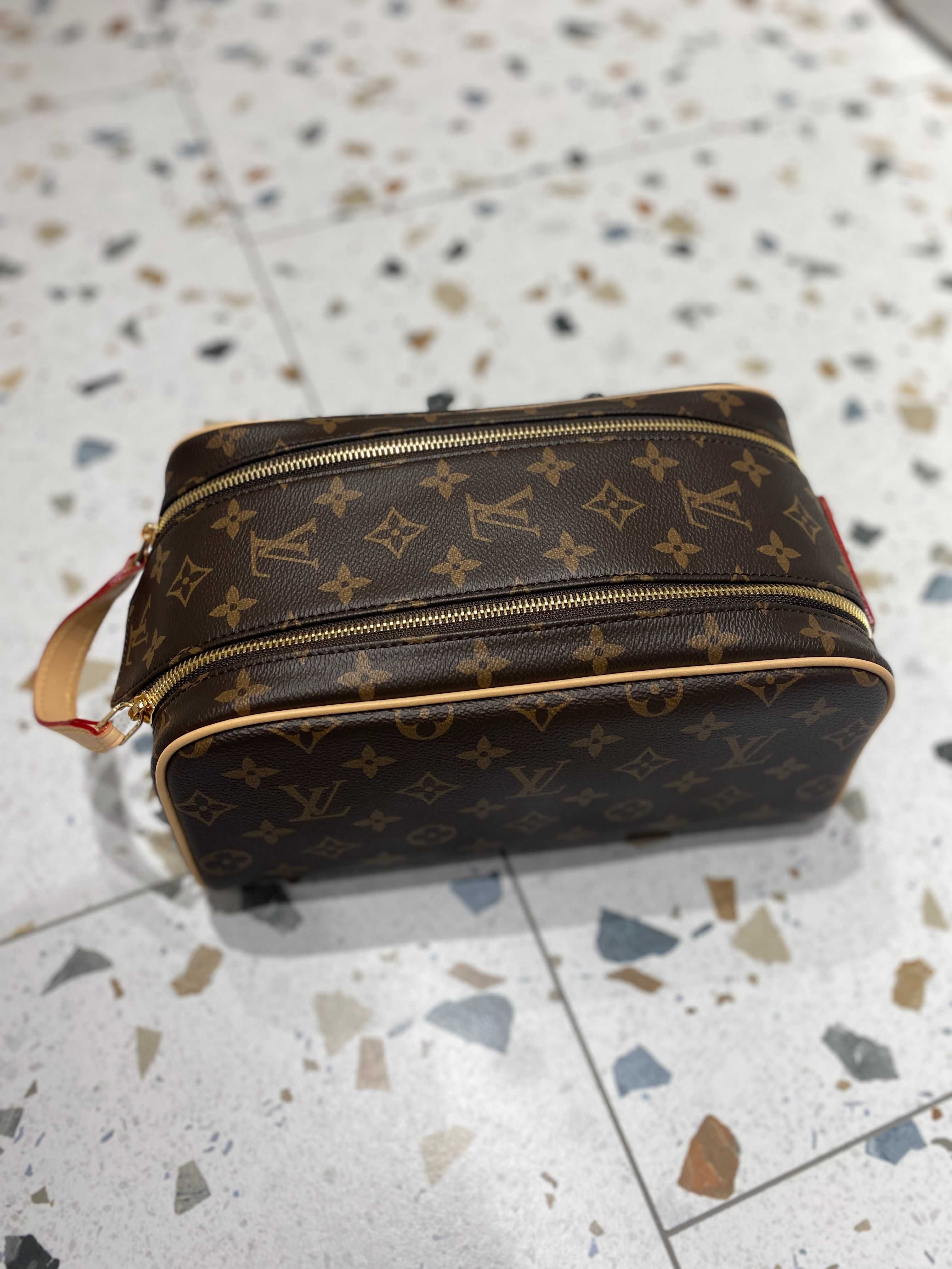 Косметичка от Louis Vuitton rousse de toilette Dopp Kit