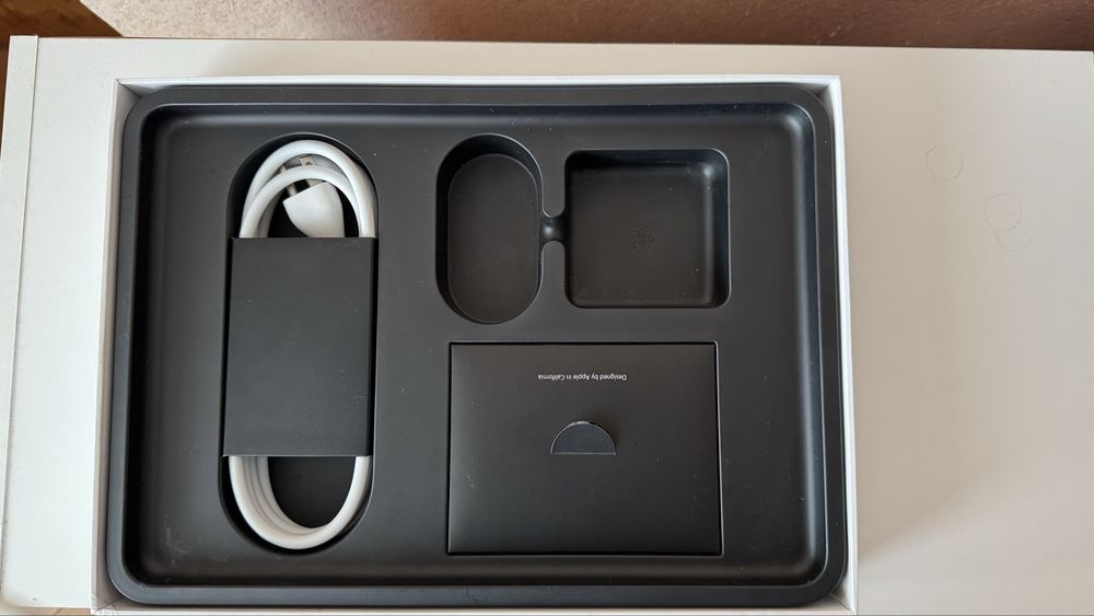 Продаю MacBook Pro Retina 13” (кінець 2013 року). Працює через HDMI