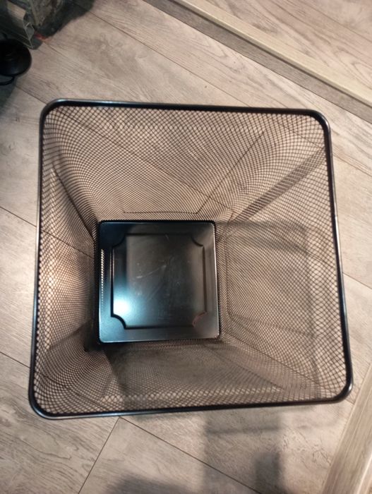 Czarny metalowy, siatkowy kosz na śmieci DRÖNJÖNS z IKEA 35cm