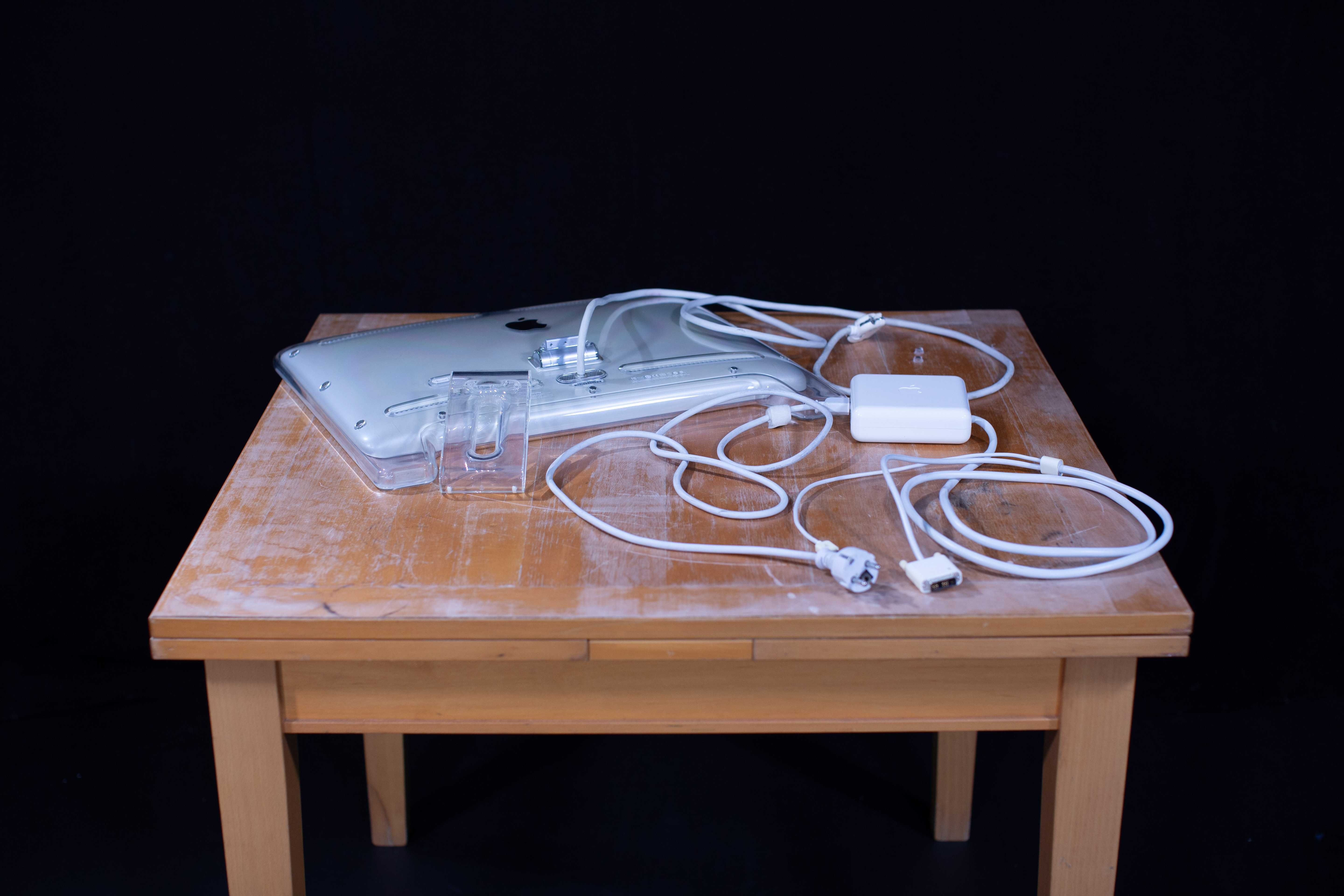 Apple Studio Display – Acrílico ADC (Cabo Danificado, Não Testado)