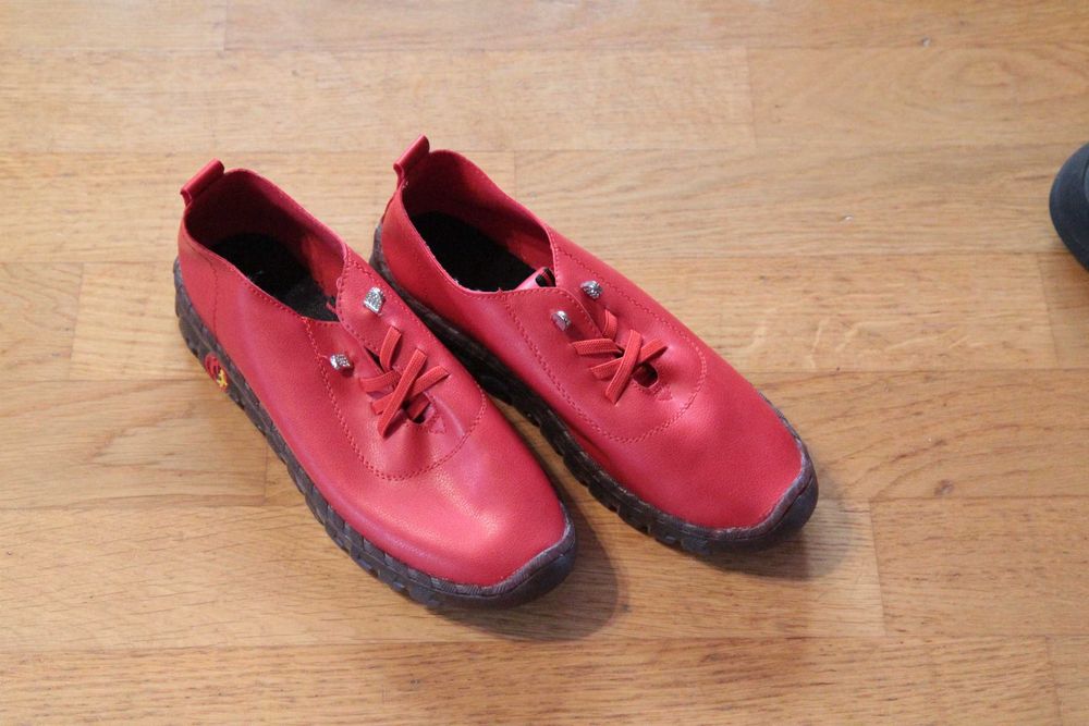 czerwone buty do chodzenia damskie wsuwane roz 39