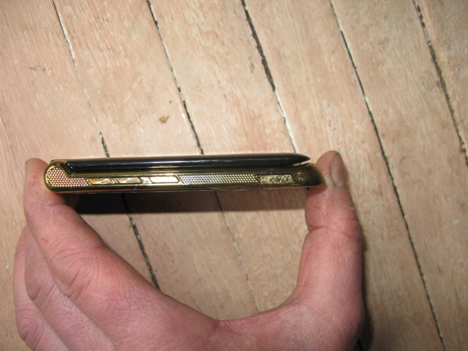 Motorola V8 Luxury Edition (Gold)