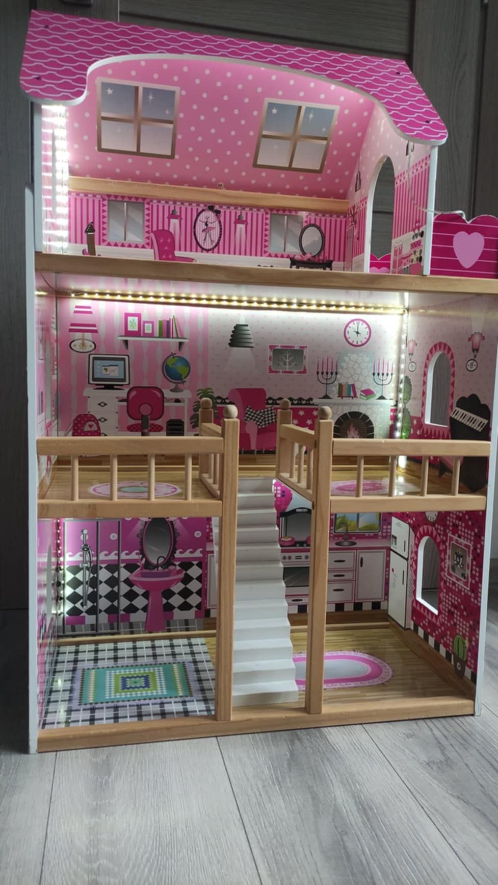 Duży drewniany domek dla lalek