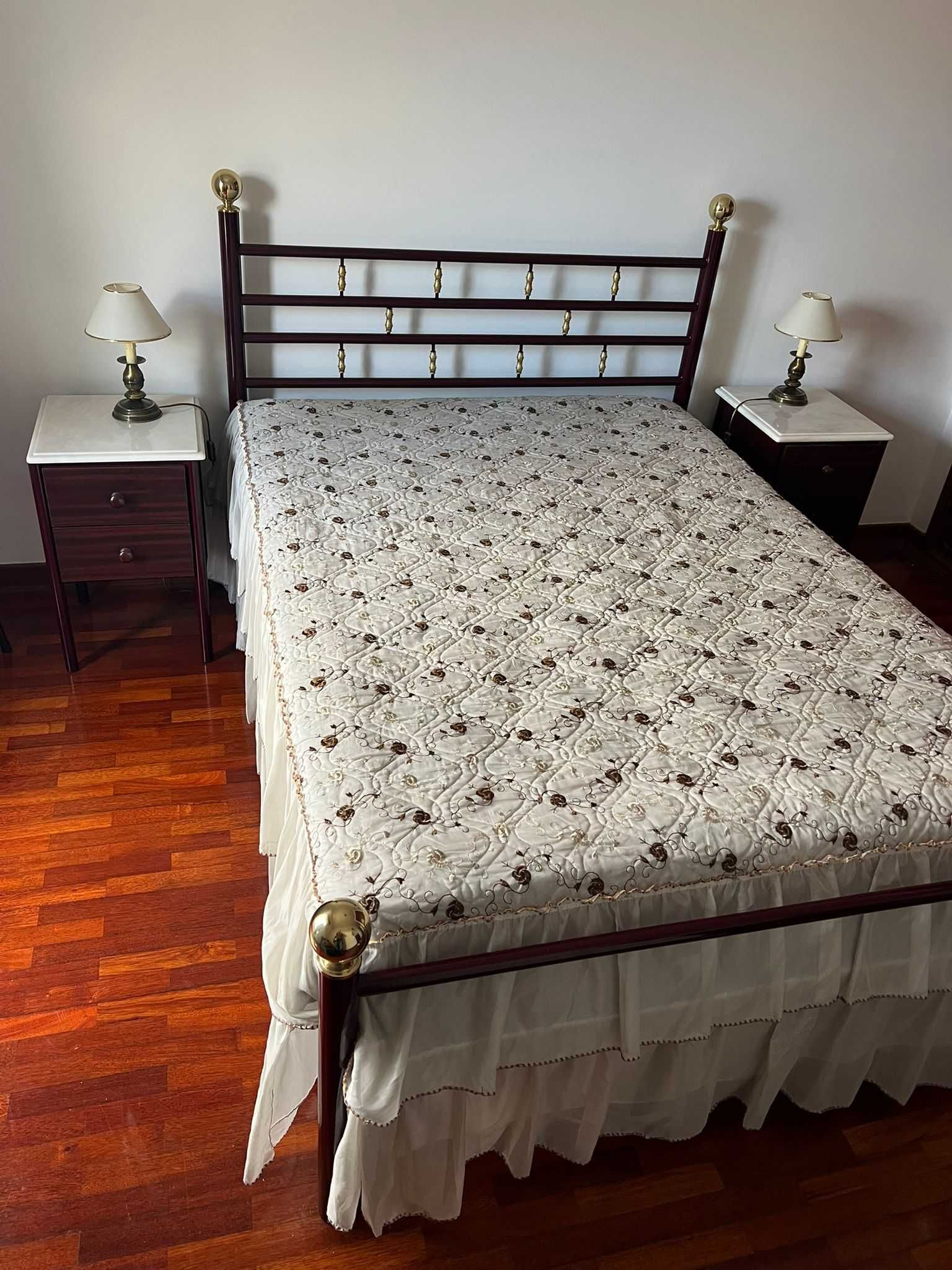 Conjunto de Quarto (Cama de casal + 2 mesas de cabeceira)