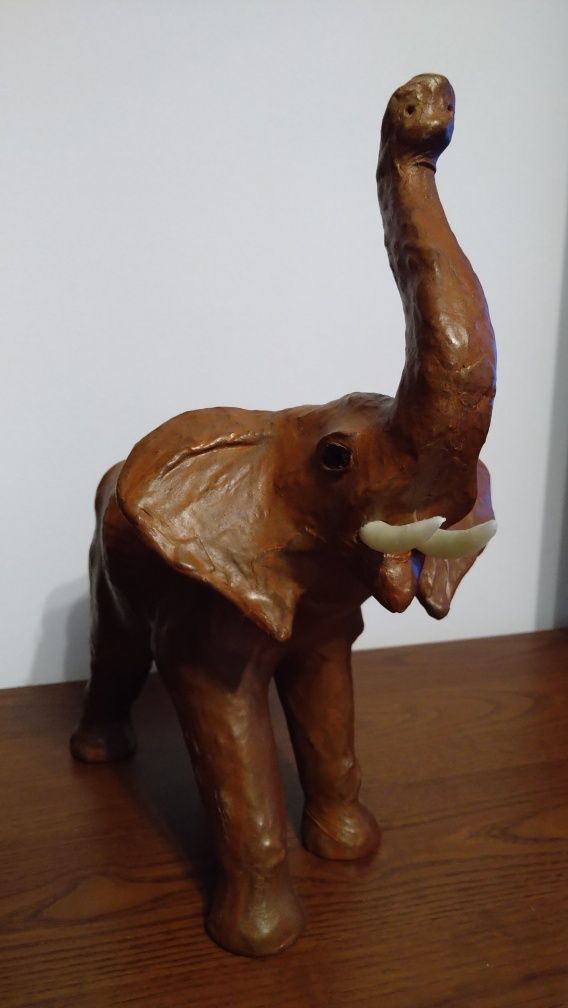 Slon ze skory figurka