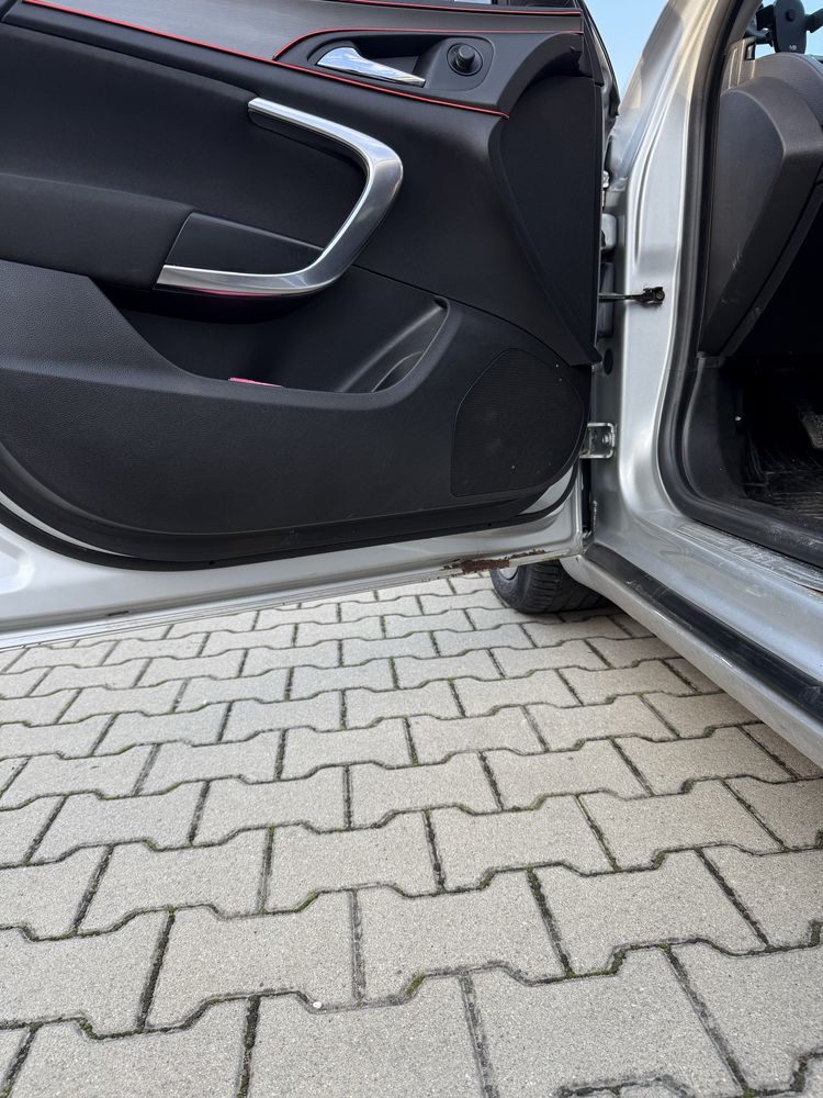 Opel Insignia 2.0 CDTI 2011 — uszkodzony silnik, do naprawy