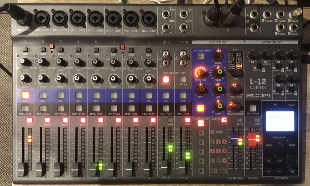 Zoom livetrak L-12 mesa digital