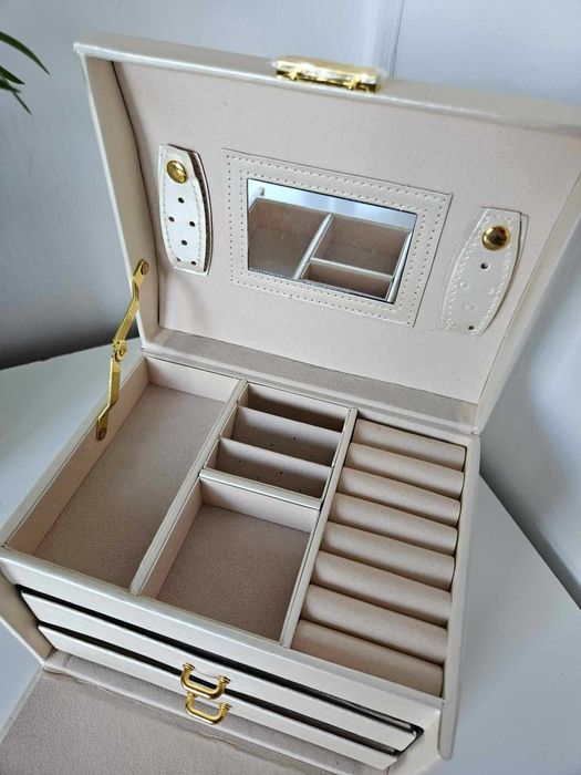 Kuferek na biżuterię organizer szkatułka na kolczyki jasny biżuteria