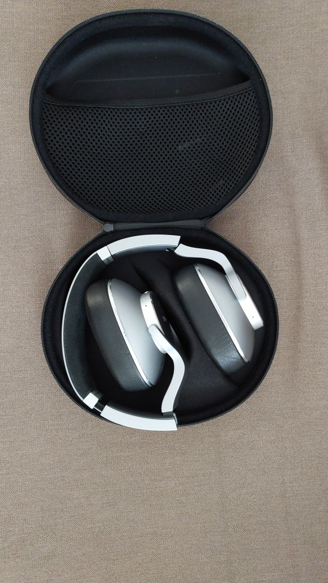 AKG N700 headphones