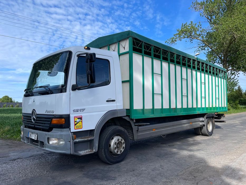 Mercedes-Benz Atego 1217 Rok 2001 Do przewozu zwierząt żywca bydła Stare tacho na tarczki  100% sprawny,Gotowy do pracy Długi 7.30 M Szeroki 2.50 M do żywca