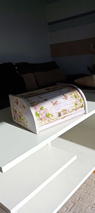 Chlebak drewniany wykonany decoupage