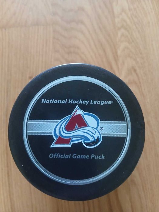 шайба хокейна клубу Колора́до Э́веланш