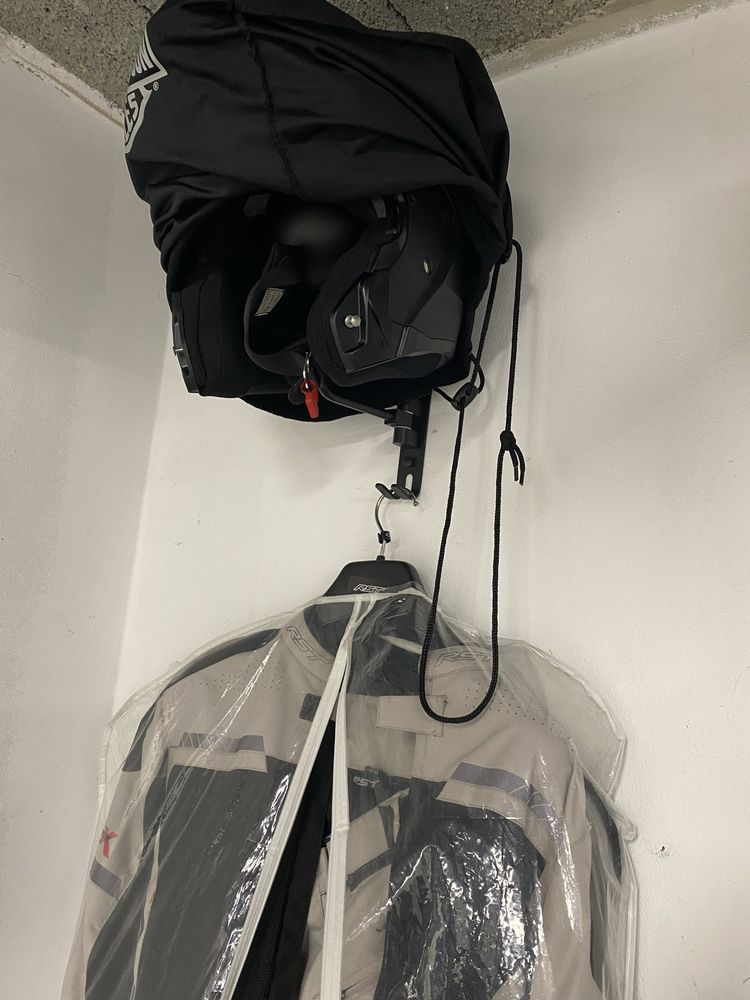 Stojak wieszak na kask