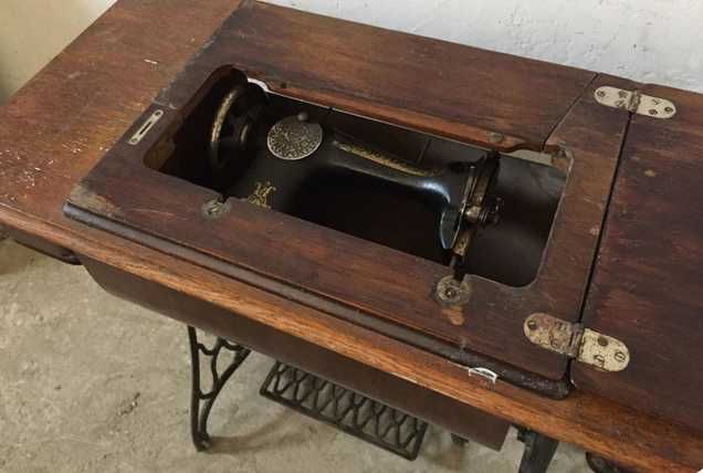 Máquina de costura Singer muito antiga em móvel
