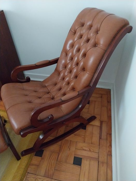 Cadeira de baloiço com banco de apoio de pés